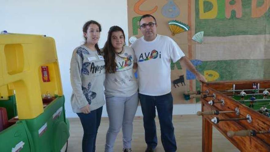 Juan Carmona y dos jóvenes de la Asociación de Voluntarios de Oncología Infantil de Málaga en la Ludoteca del Hospital Materno Infantil de Málaga .