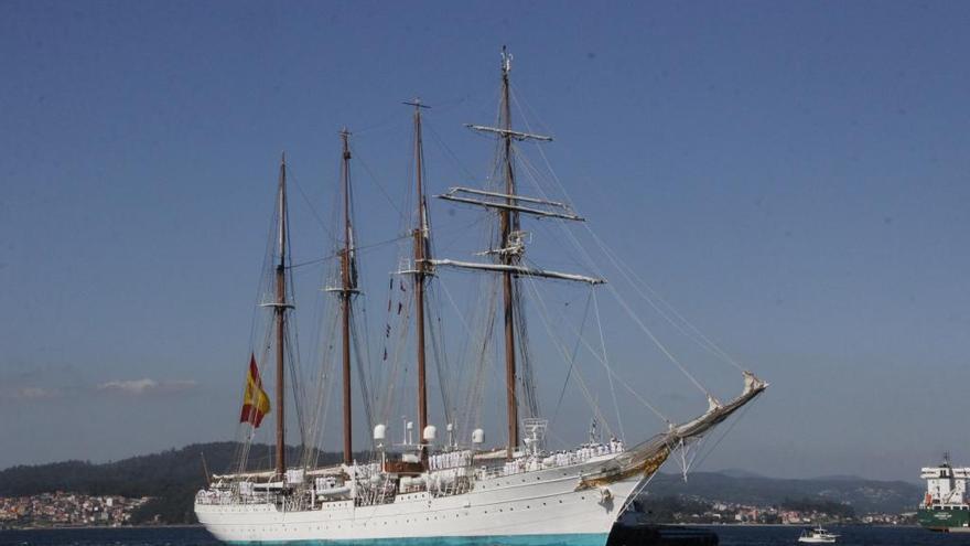 Buque Juan Sebastián de Elcano, fondeado en la ría de Pontevedra