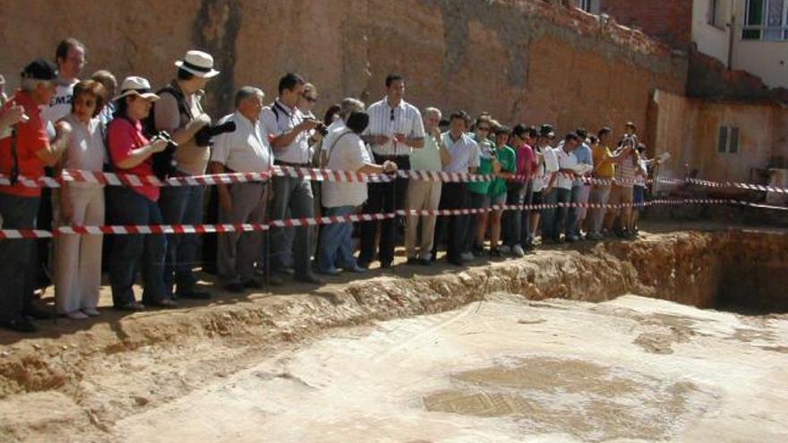 Visitantes que acudieron a ver los restos después de los primeros trabajos de limpieza. En el centro, Alberto Castro.