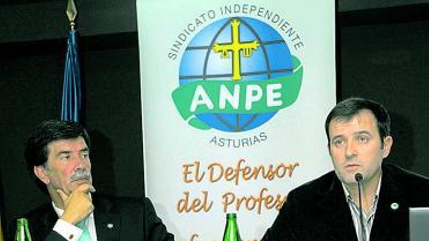 Javier Urra (izquierda), y Gumersindo Rodríguez, presidente regional de ANPE.