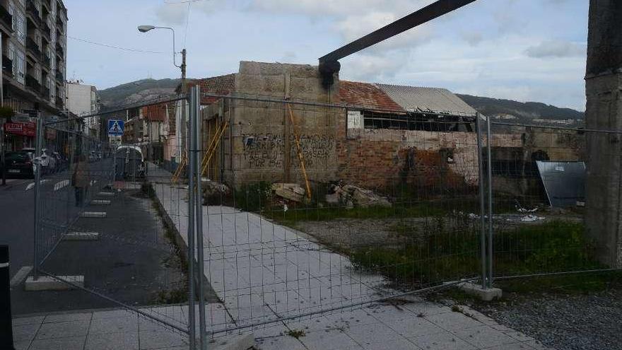 La rúa Concepción Arenal, ocupada por vallas de protección de los restos del astillero de Casqueiro. // G.N.