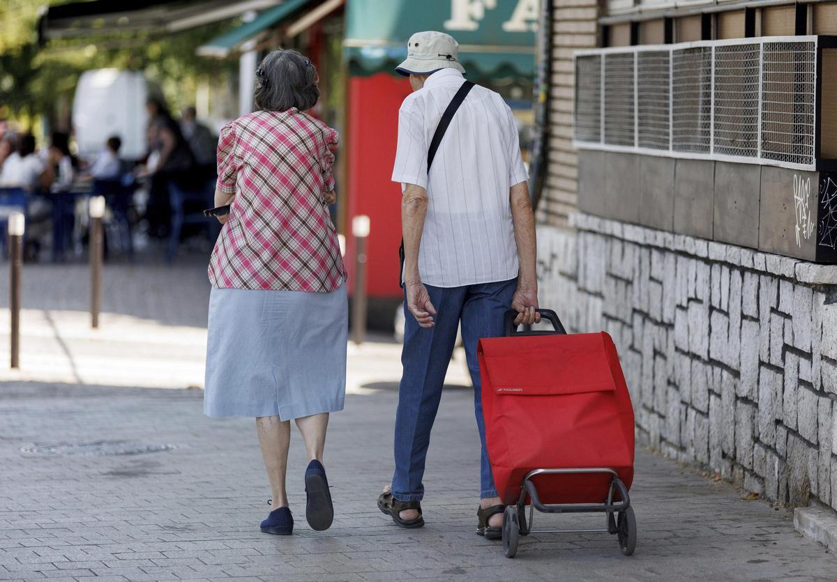 Los jubilados vuelven de la compra para prerarar sus comidas navideñas.
