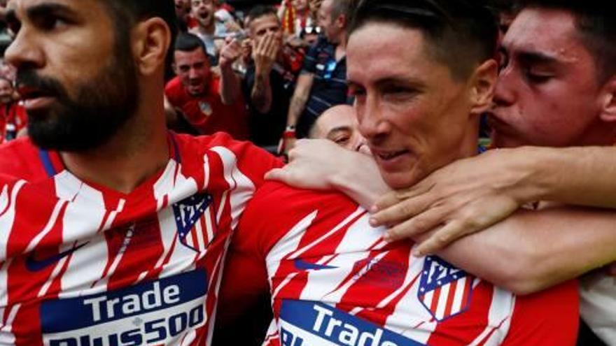 Torres celebra con la grada su segundo gol de ayer.