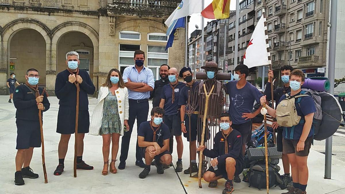 Algunos de los integrantes de Scouts de Europa con el alcalde y la edil Amalia Goldar.  | // A.CELA