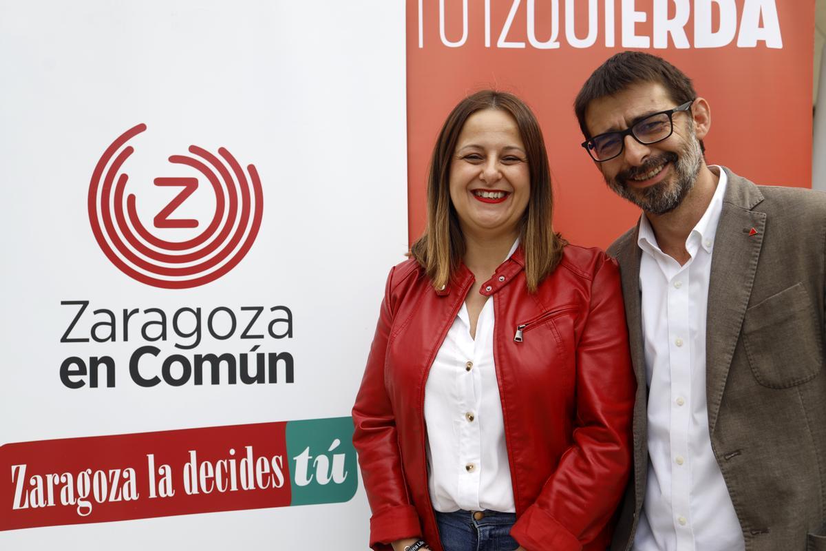 Elena Tomás, candidata de ZeC a la Alcaldía de Zaragoza, y Álvaro Sanz, candidato de IU alas Cortes, en el cierre de campaña en la plaza del Pilar.
