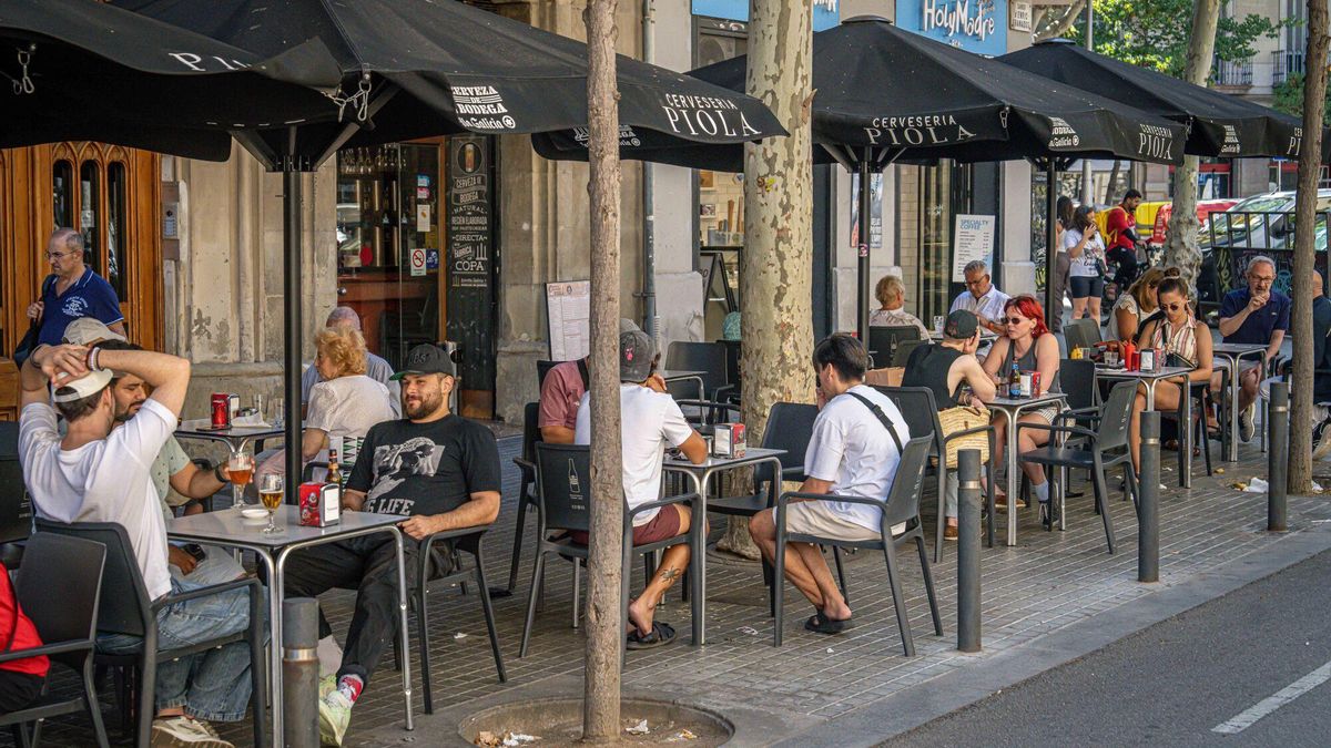 Ambiente en las terrazas de Enric Granados, este lunes.