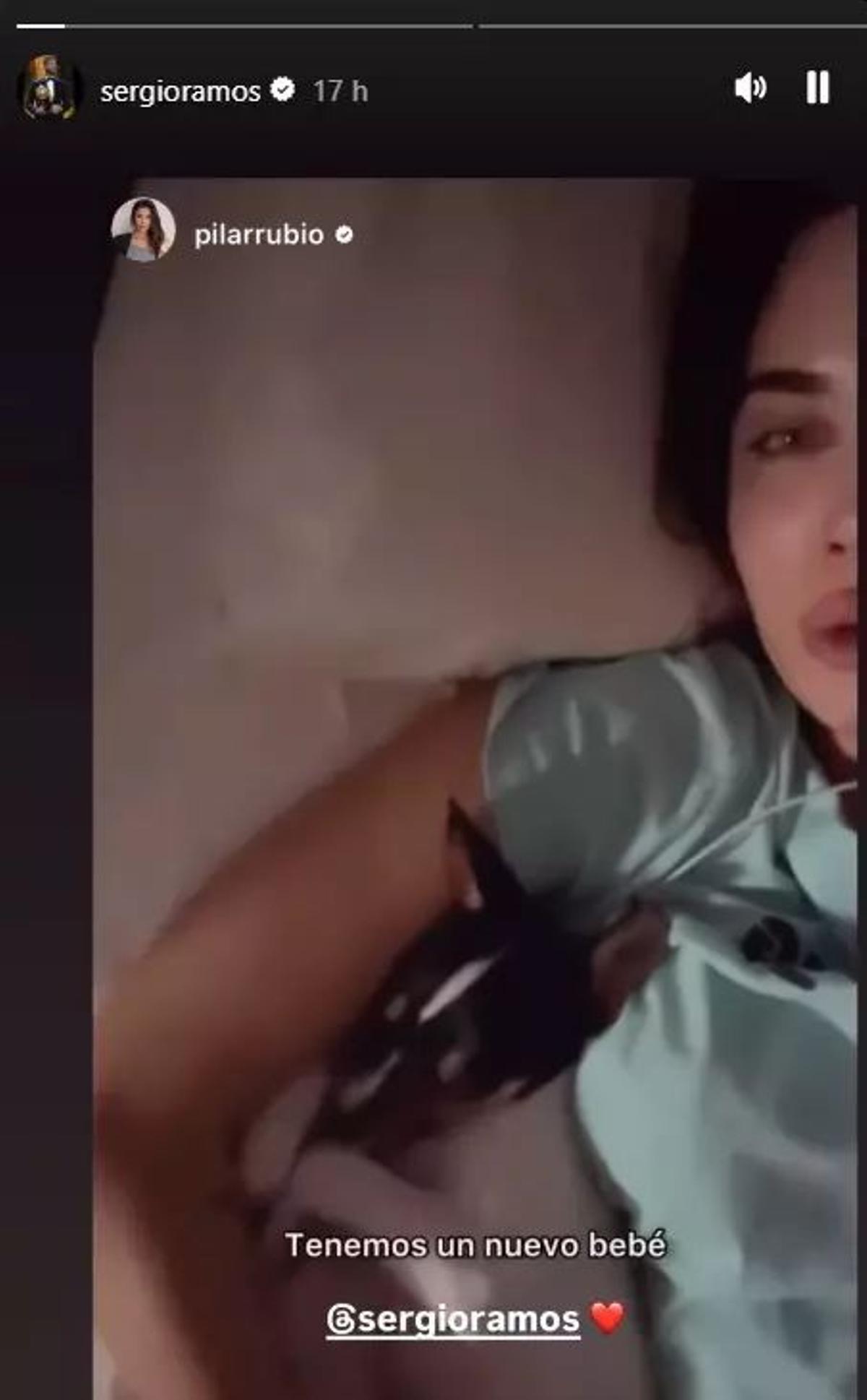 Pilar Rubio con su nuevo "bebé" en Instagram en la cama junto a su marido.