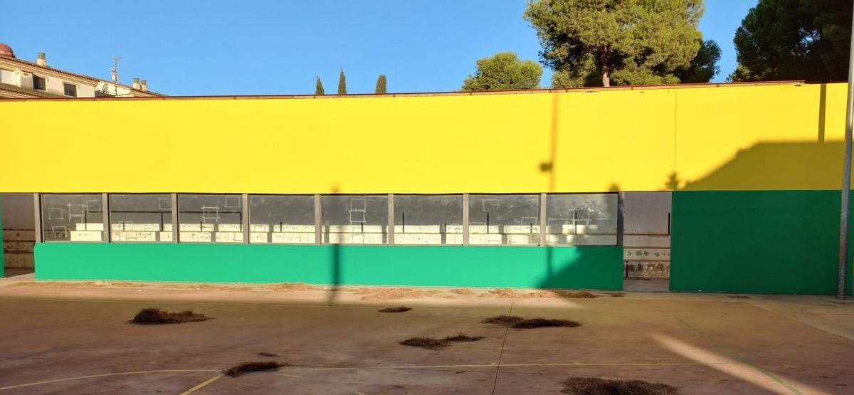 Así ha quedado el muro del colegio La Mediterrània tras la mano de pintura que se ha dado desde la Concejalía de Educación, en manos de Vox, eliminando las referencias al feminismo y la igualdad.