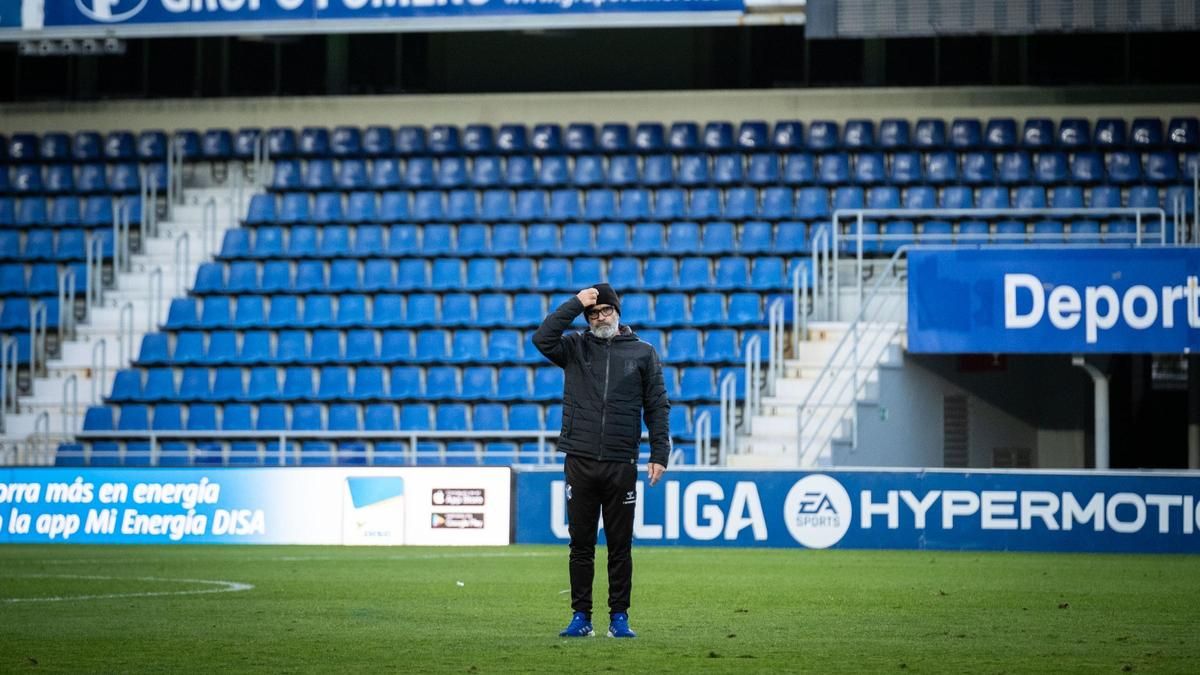 Álvaro Cervera, entrenador del CD Tenerife, en el estadio Heliodoro Rodríguez López.