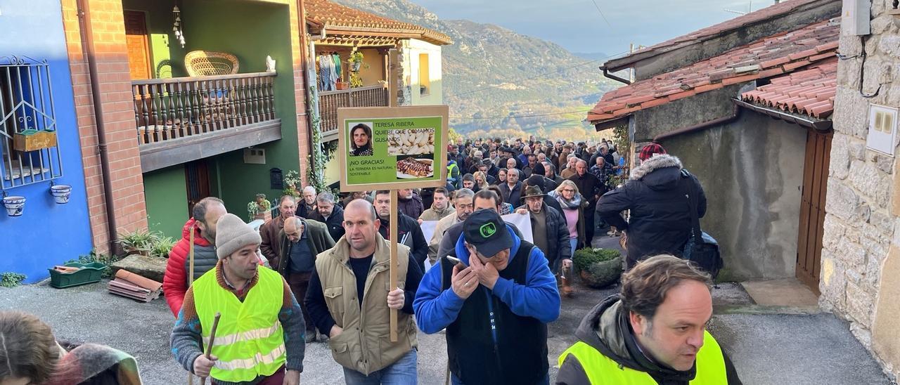 Los manifestantes se dirigen a la plaza tras la clausura de la segunda cuadra en Suarías