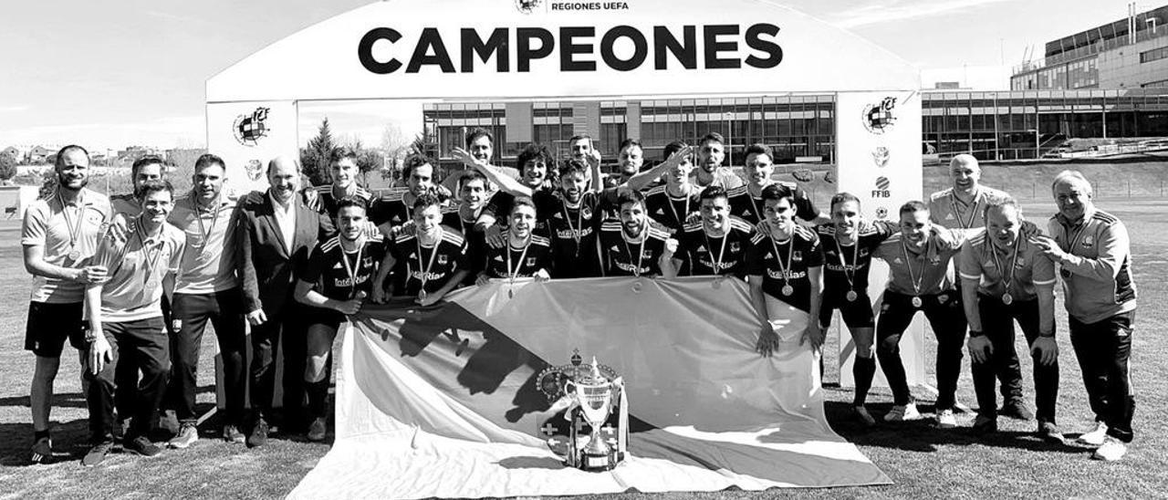 Los jugadores de la selección gallega celebran el título de la Copa de las regiones de la UEFA. // FdV