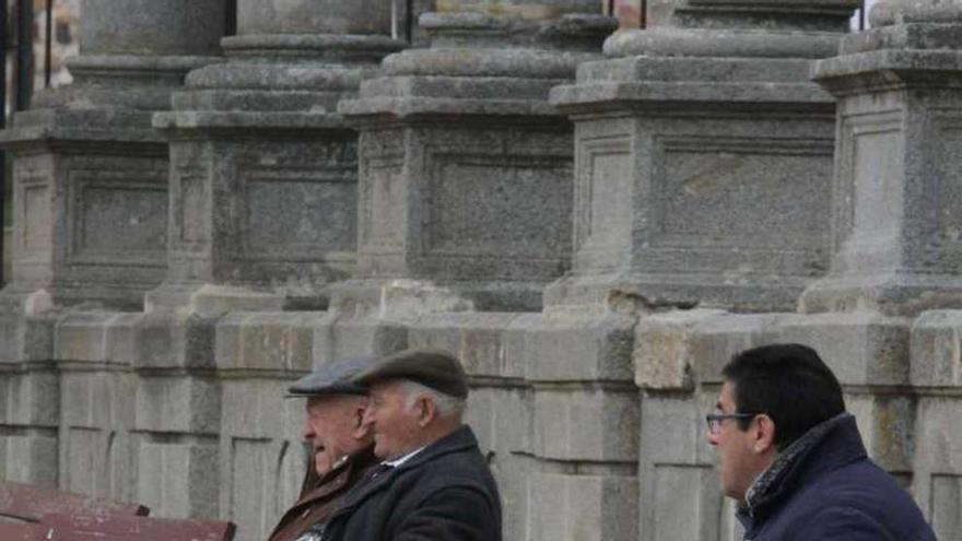 Jubilados en la plaza de la Catedral.