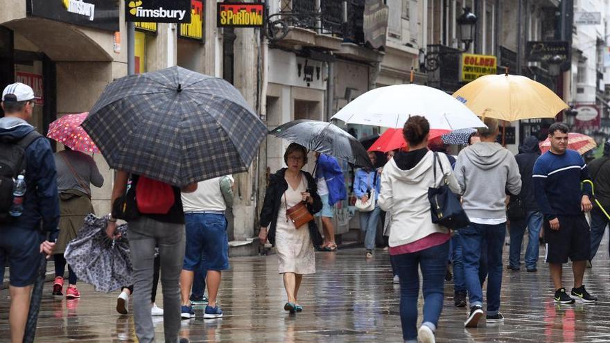 Paraguas en la calle Real de A Coruña un día lluvioso.