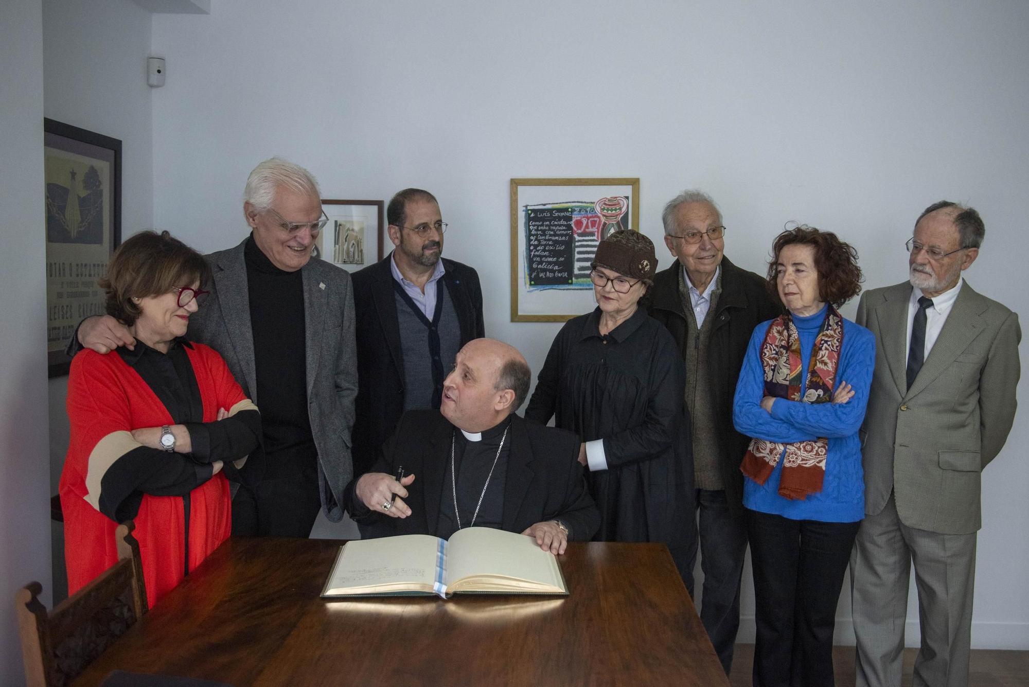 El nuevo arzobispo de Santiago, monseñor Francisco José Prieto, visita la sede temporal de la RAG en Pocomaco