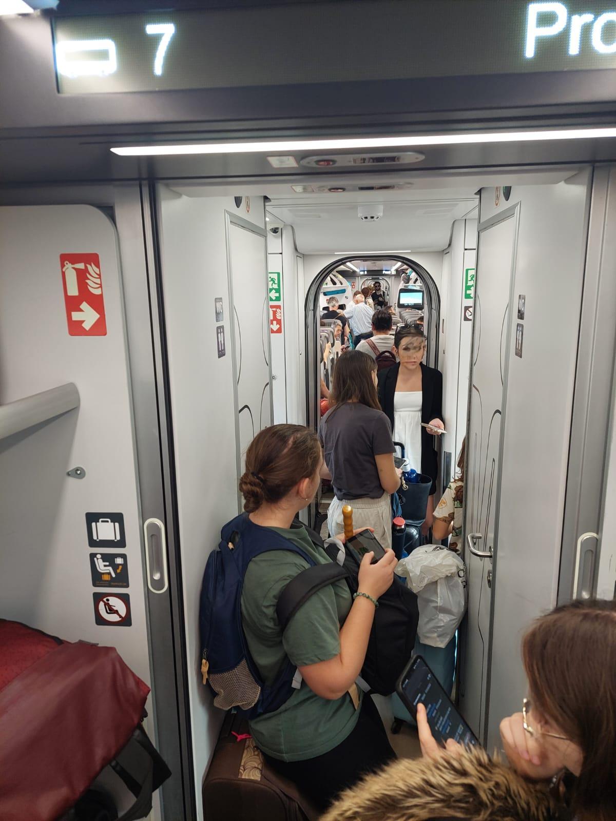 Personas esperando a salir en el AVE que llegaba desde Madrid a València.