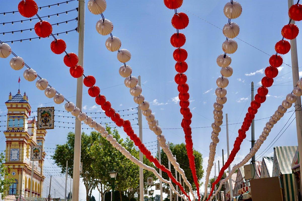 Farolillos en las calles del Real de la Feria de Abril de Sevilla junto a la portada