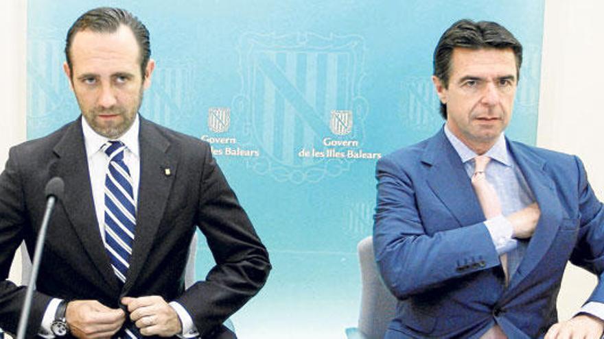 El president del Govern, José Ramon Bauzá, y el ministro de Industria, José Manuel Soria.
