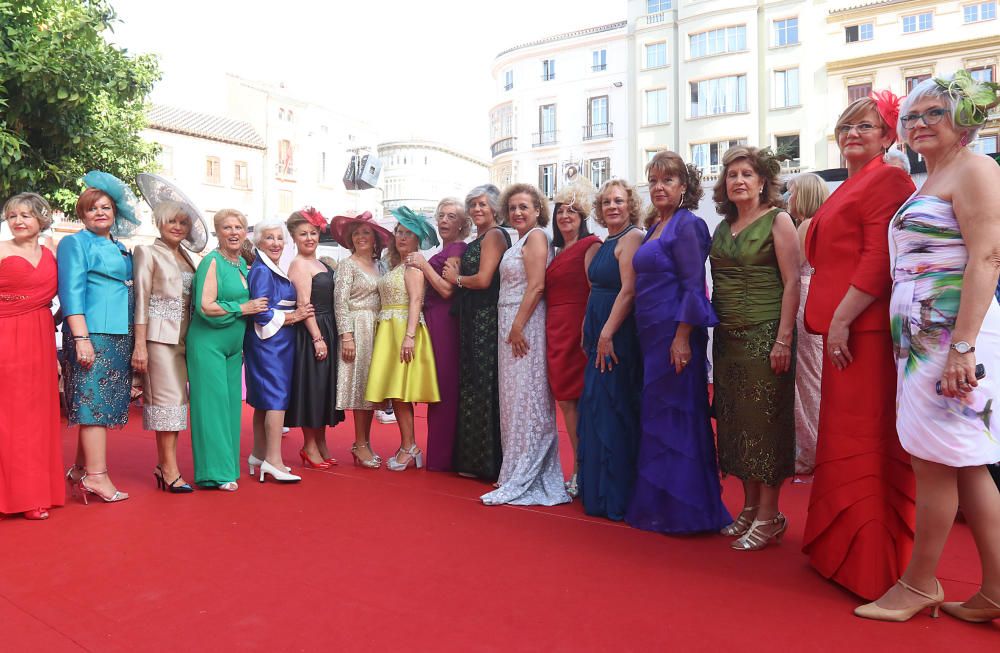 La Pasarela de Moda de la Semana del Mayor ha tenido como protagonistas a 132 modelos de entre 55 y 80 años, que han desfilado en la plaza de La Constitución.