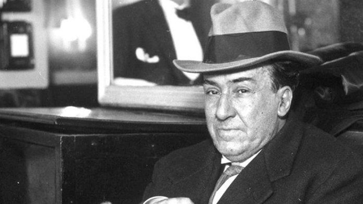 Antonio Machado, en una conocida fotografía del poeta sevillano tomada en el café de Las salesas de Madrid.