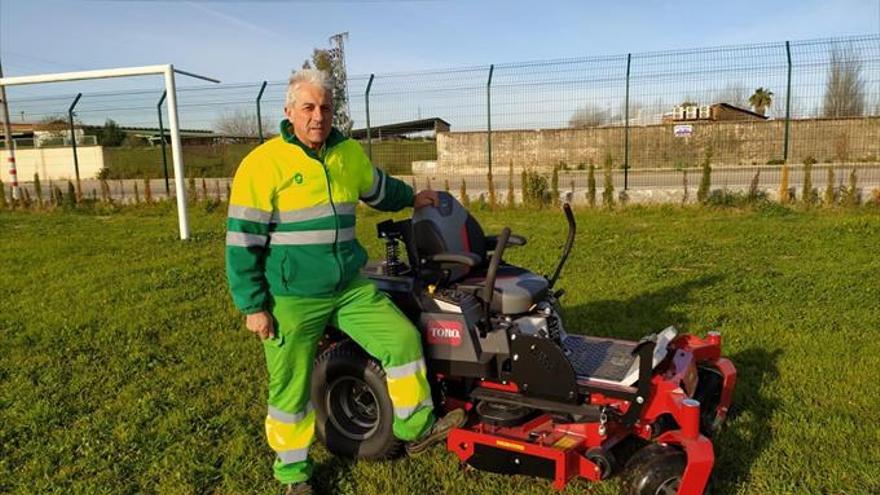 El servicio de Jardinería estrena una máquina más eficaz y moderna