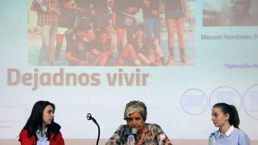 Carmen Avendaño rodeada de alumnas en la charla en el instituto Castro Alobre.  // Iñaki Abella