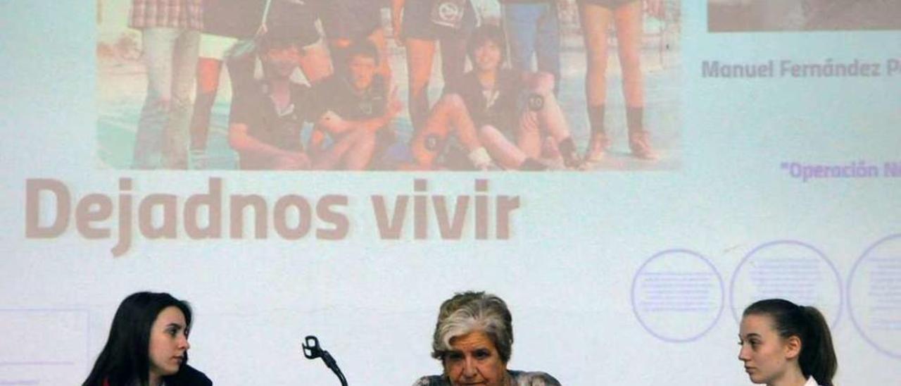 Carmen Avendaño rodeada de alumnas en la charla en el instituto Castro Alobre.  // Iñaki Abella