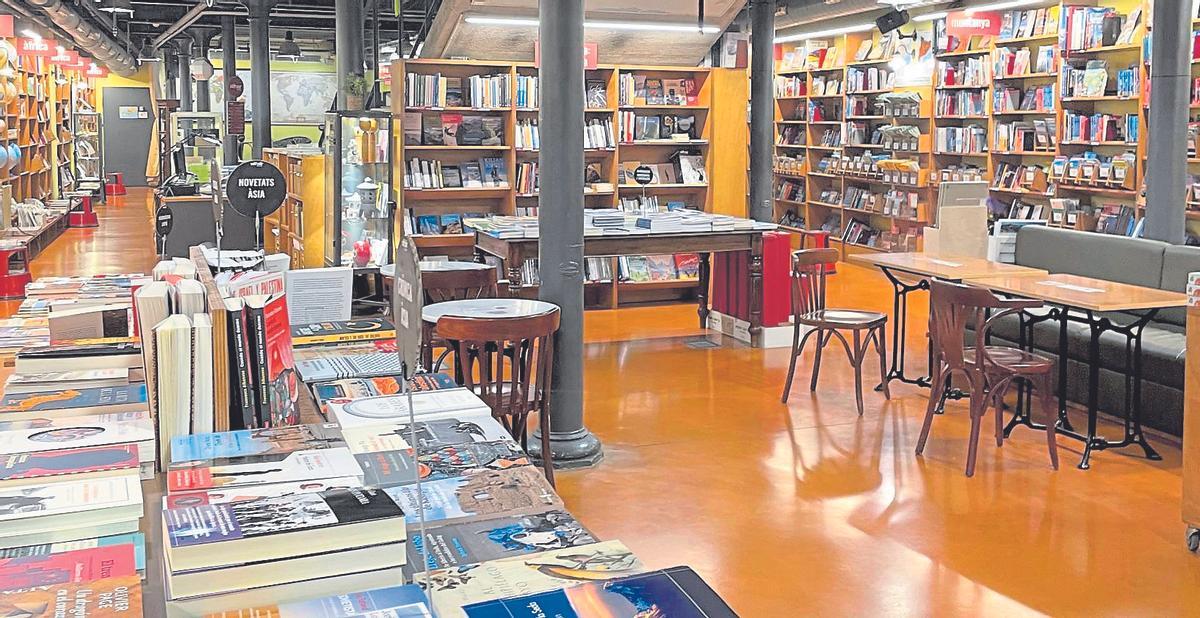 Interior de la librería Altaïr, en Barcelona.