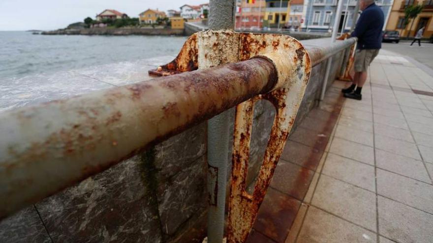 Piden adecentar las barandillas de La Ribera