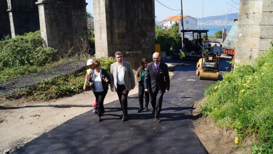 El alcalde y las concejalas de Urbanismo y Vías e Obras visitan la obra de Pousadoura. / FdV
