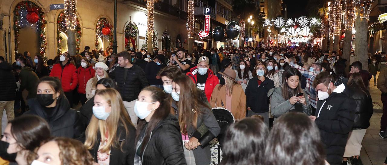 CEREMONIA OFICIAL DEL ENCENDIDO DE LAS LUCES DE NAVIDAD EN LAS CALLES DE VIGO. EN IMAGEN AMBIENTE EN EL ENTORNO DE LA ALAMEDA PLAZA DE COMPOSTELA TRAS EL ENCENDIDO DE LAS LUCES. CARRUSEL. CIES MARKET MERCADILLO NAVIDEÑO.