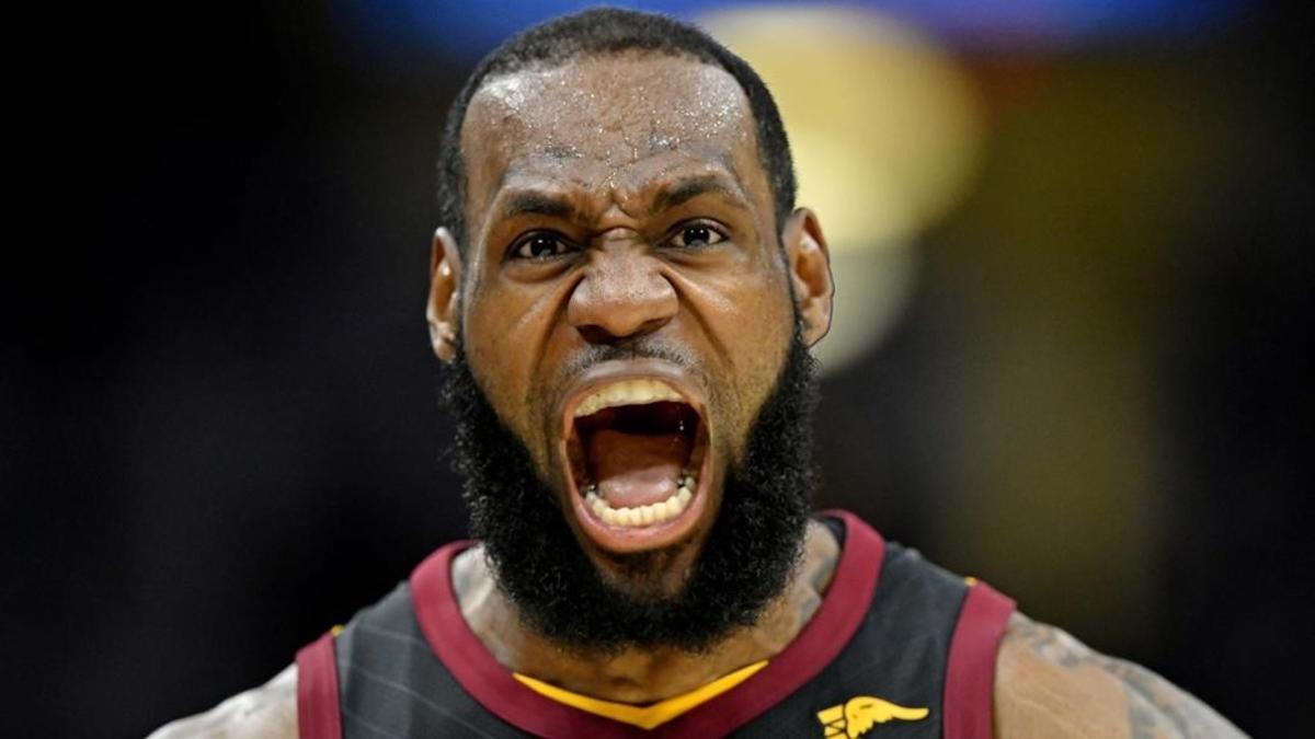 LeBron James celebra uno de sus últimos triples en el Quicken Loans Arena, de Cleveland.