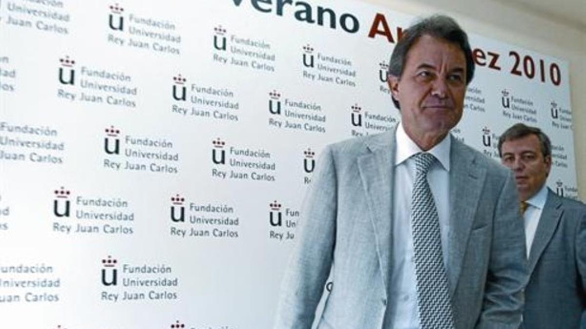 Artur Mas, seguido por el diputado Jordi Xuclà, se dirige a la sala de conferencias, ayer, en Aranjuez.