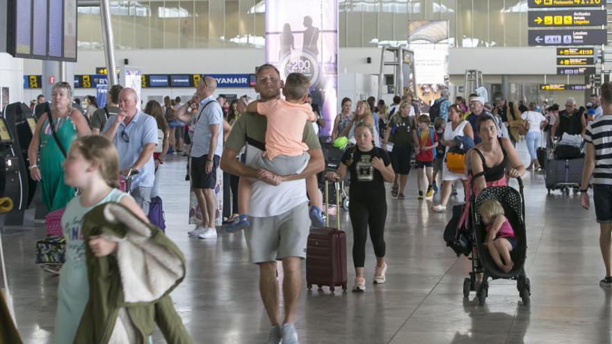 El aeropuerto de Alicante-Elche superará este fin de semana los 300 vuelos diarios