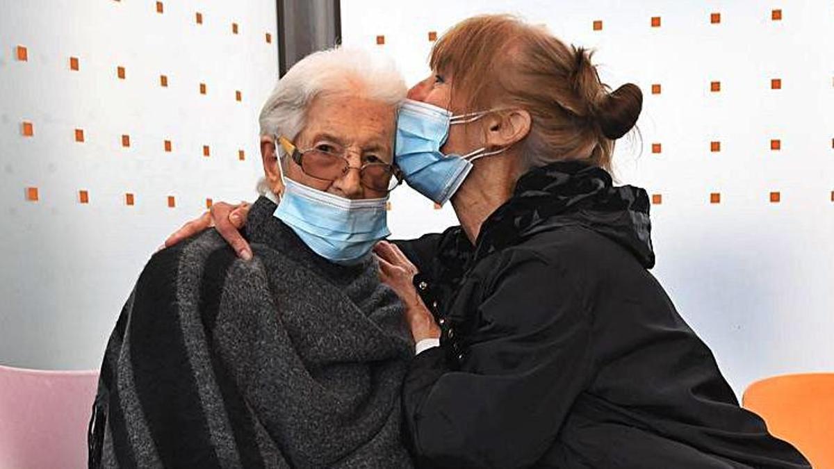 Pilar Varela recibe un beso de su hija, ayer, en la residencia La Milagrosa.