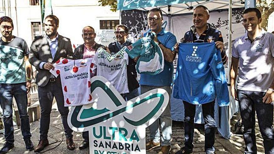 Representantes de la Ultra Sanabria, Diputación de Zamora y Caja Rural posan con los maillots de la prueba.