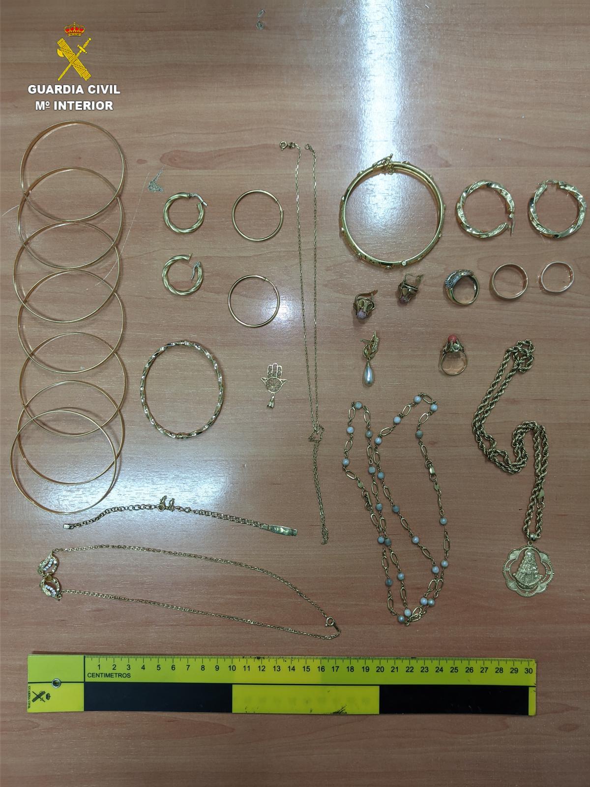 Imagen de las joyas recuperadas por la Guardia Civil.