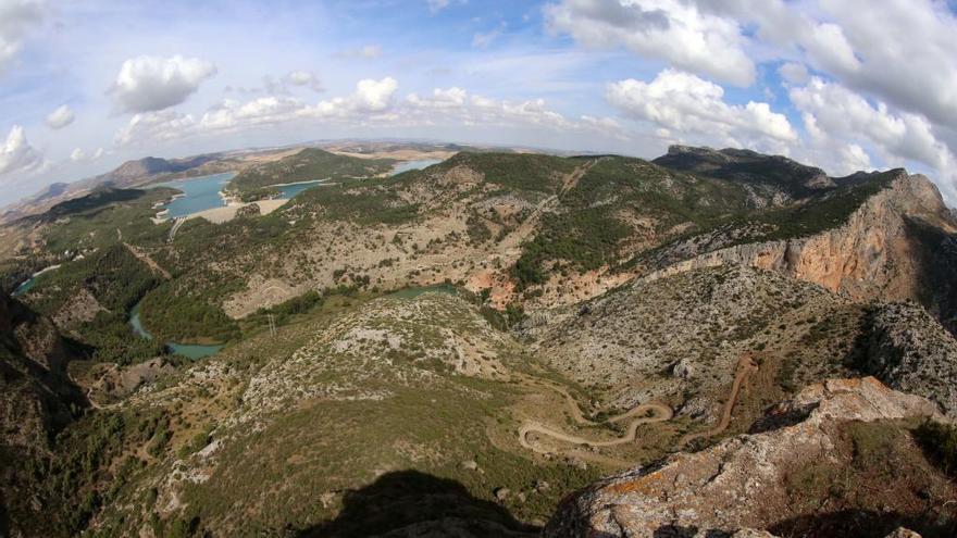 Panorámica del embalse de El Chorro, entorno donde se ubica el Caminito del Rey.