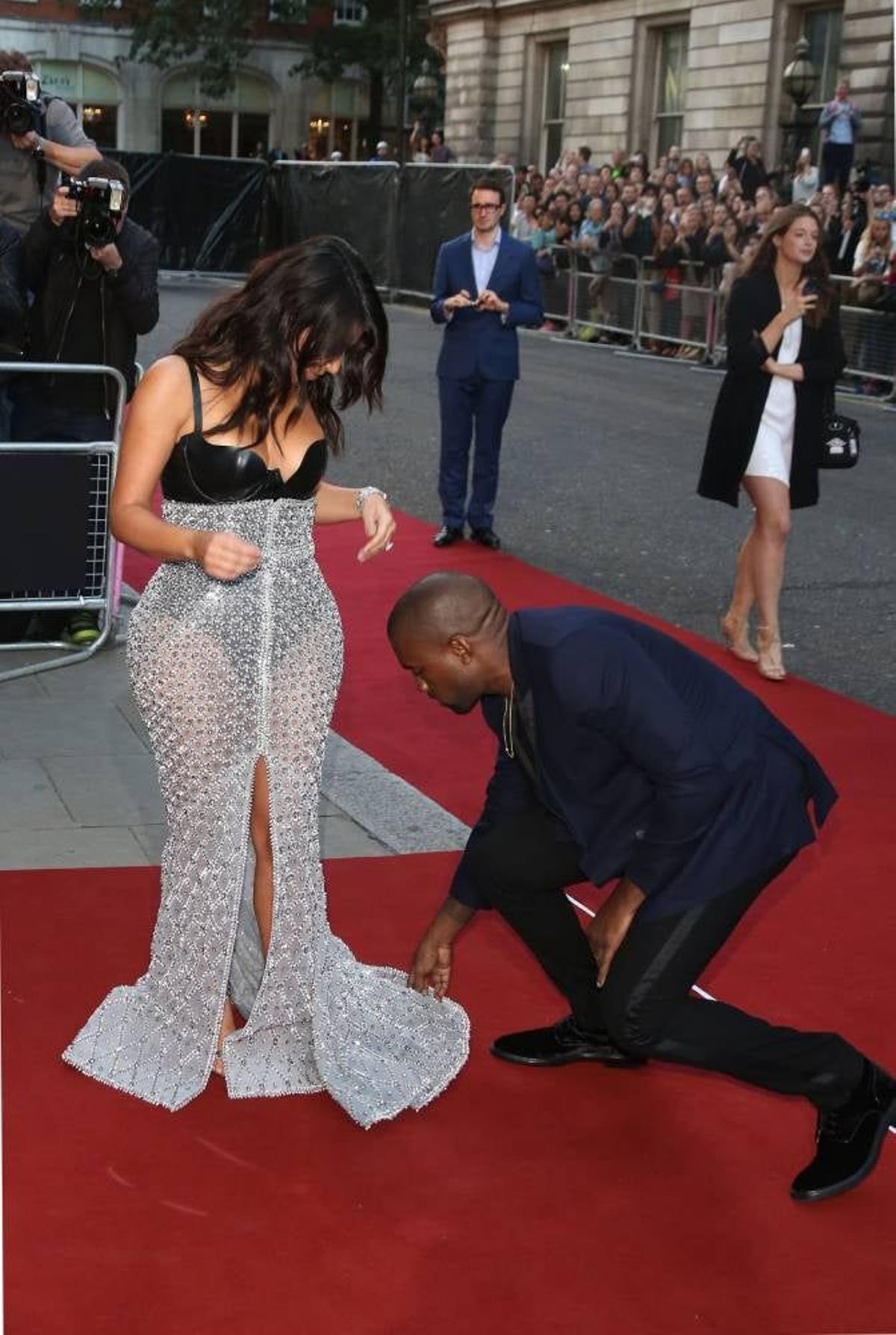 Kim y Kanye en una red carpet, en Londres (2014)