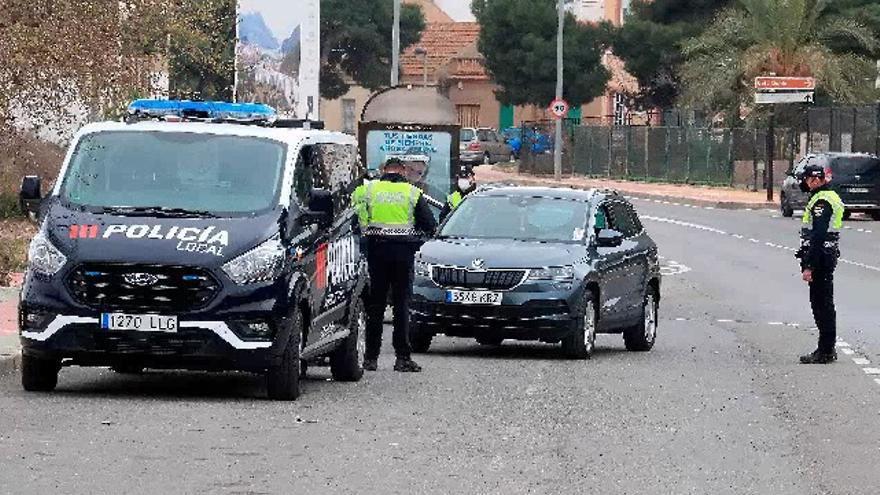 Controles policiales para que los vehículos cumplan con las medidas covid