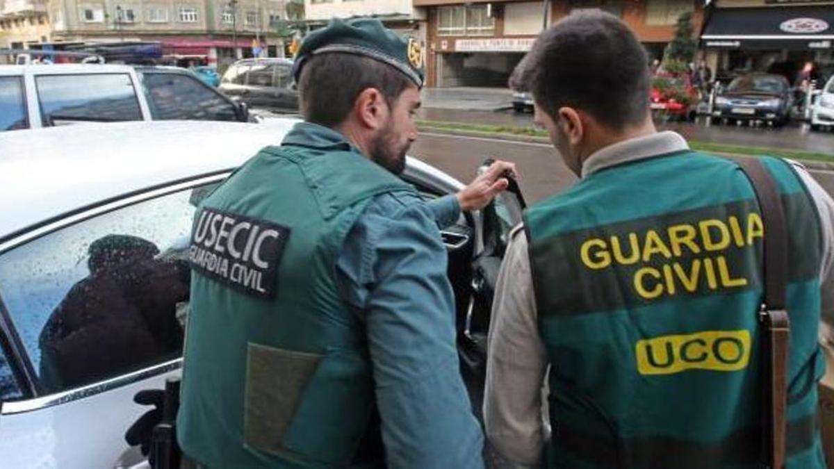 Dos guardias civiles, en el operativo desplegado en Vigo en 2016 en relación con esta trama.