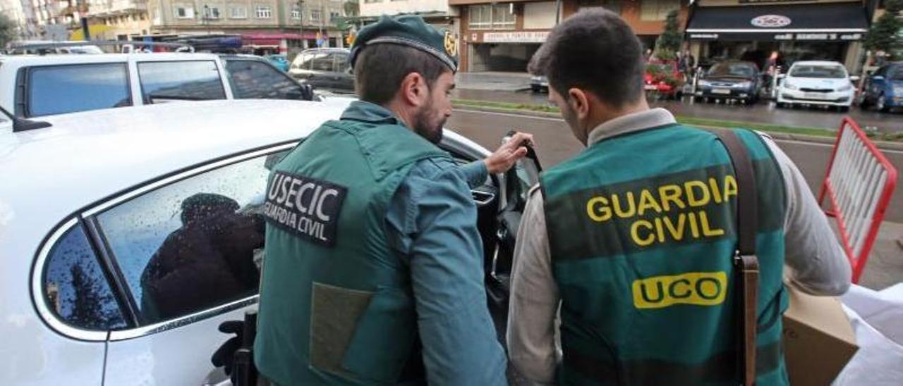 Dos guardias civiles, en el operativo desplegado en Vigo en 2016 en relación con esta trama.