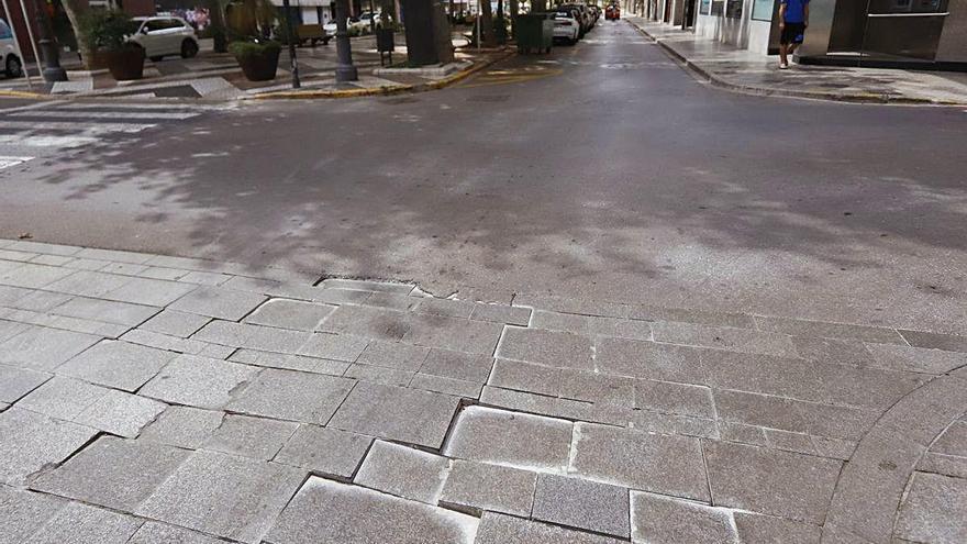 Las peligrosas baldosas situadas en el cruce del paseo de les Germanies con la calle de Sant Rafael.