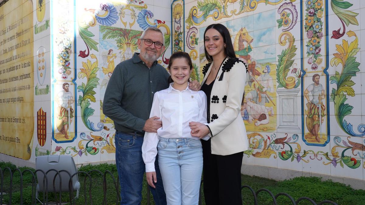 Fernando Sos, Andrea Naches i Valeria Amat, a la plaça Na Violant.
