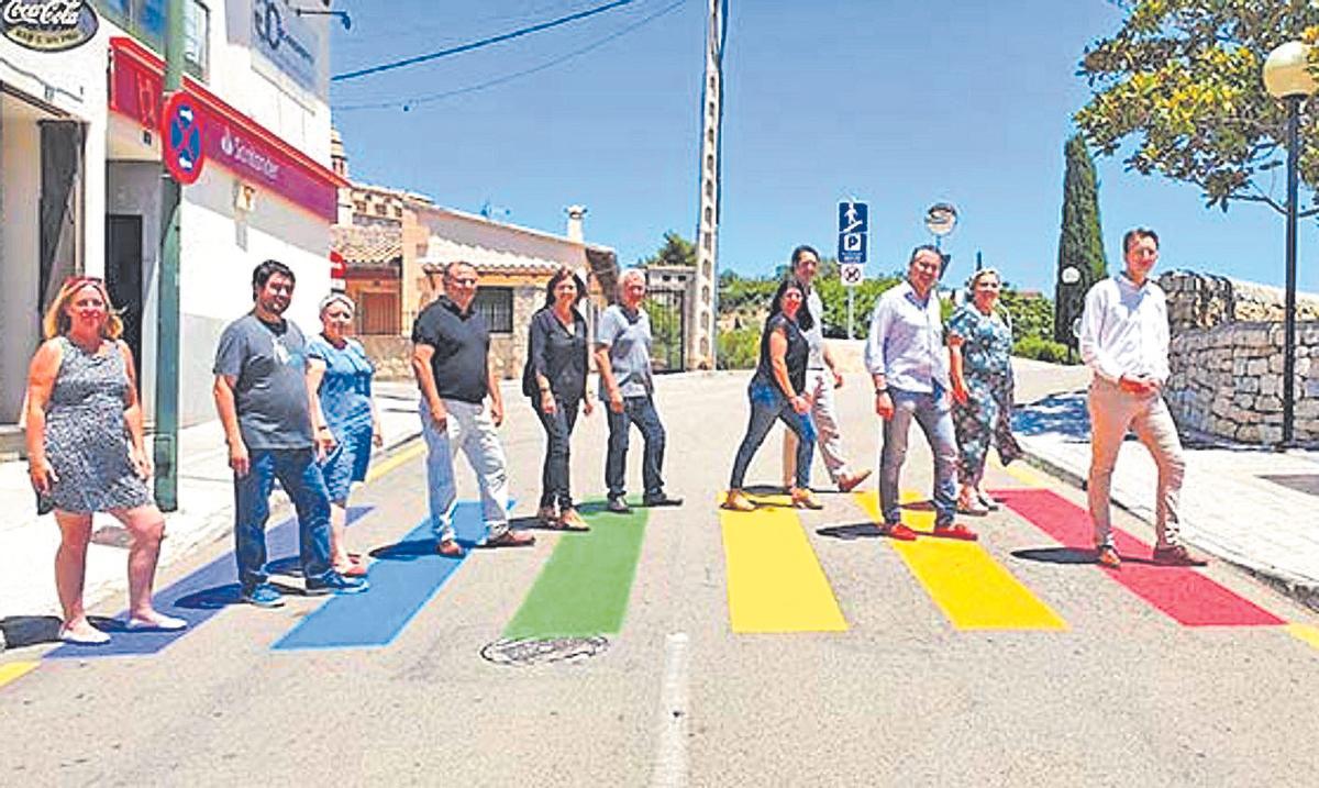El anterior gobierno municipal de izquierdas posa en el paso de cebra multicolor.