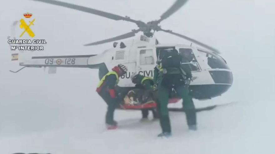 Niebla, viento y nieve dificultan el rescate de un esquiador en los Picos