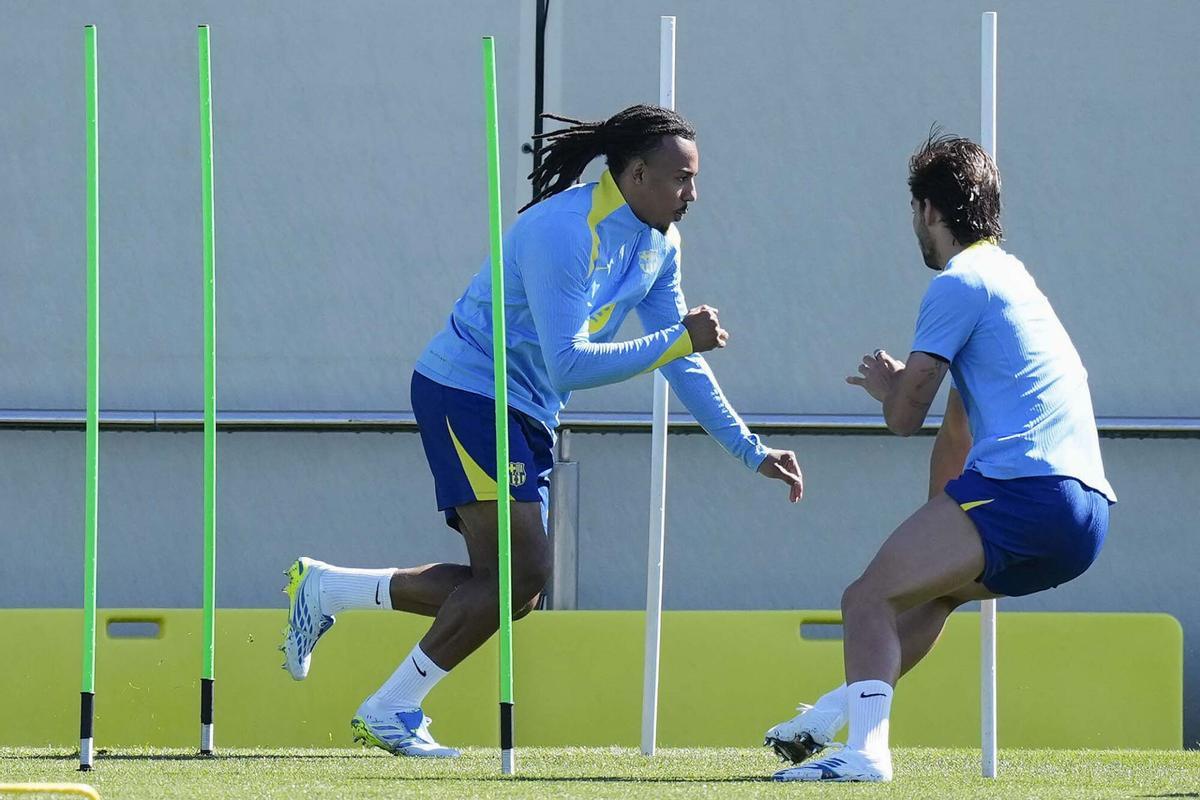 Jules Koundé y Ferran Torres durante el entrenamiento del Barça de este viernes