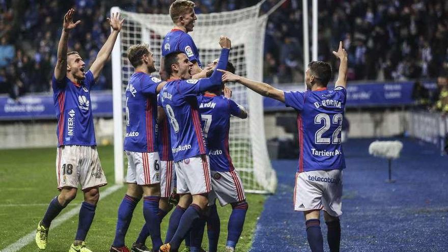 Los jugadores del Oviedo celebran el segundo gol de Mossa en el derbi ante el Sporting en el Tartiere (2-1).