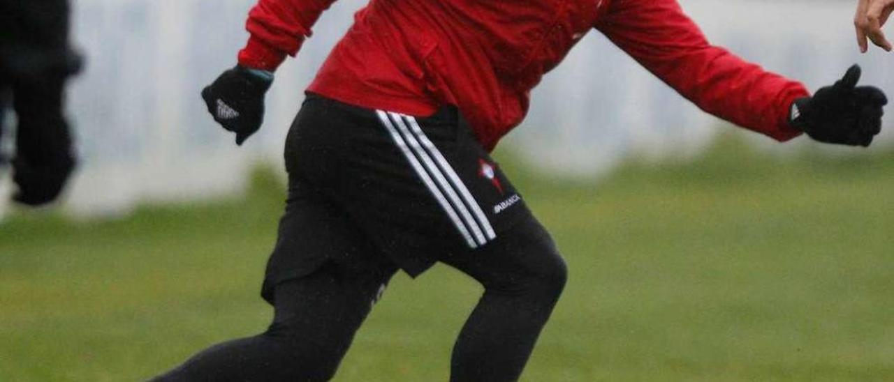 Marcelo Díaz, durante el entrenamiento celebrado ayer en A Madroa. // R. Grobas