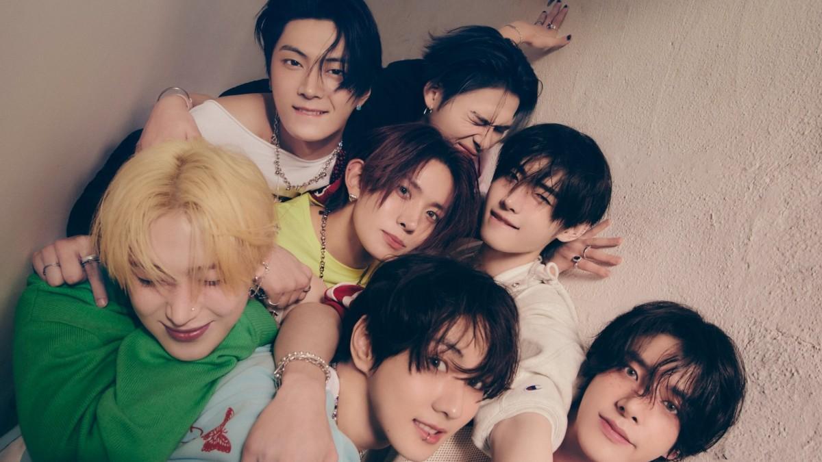 Imagen del grupo de K-Pop Enhypen. En el centro, con camiseta amarilla, Heeseung, el ya exvocalista de la banda.