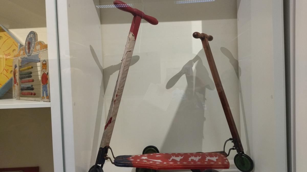 El patinete de madera de 1925, fabricado por Fernando Sauquillo, es el juguete más antiguo de la donación